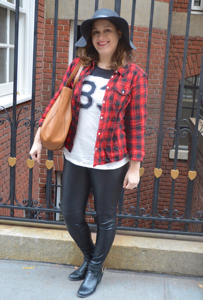 Casual look with leather leggings